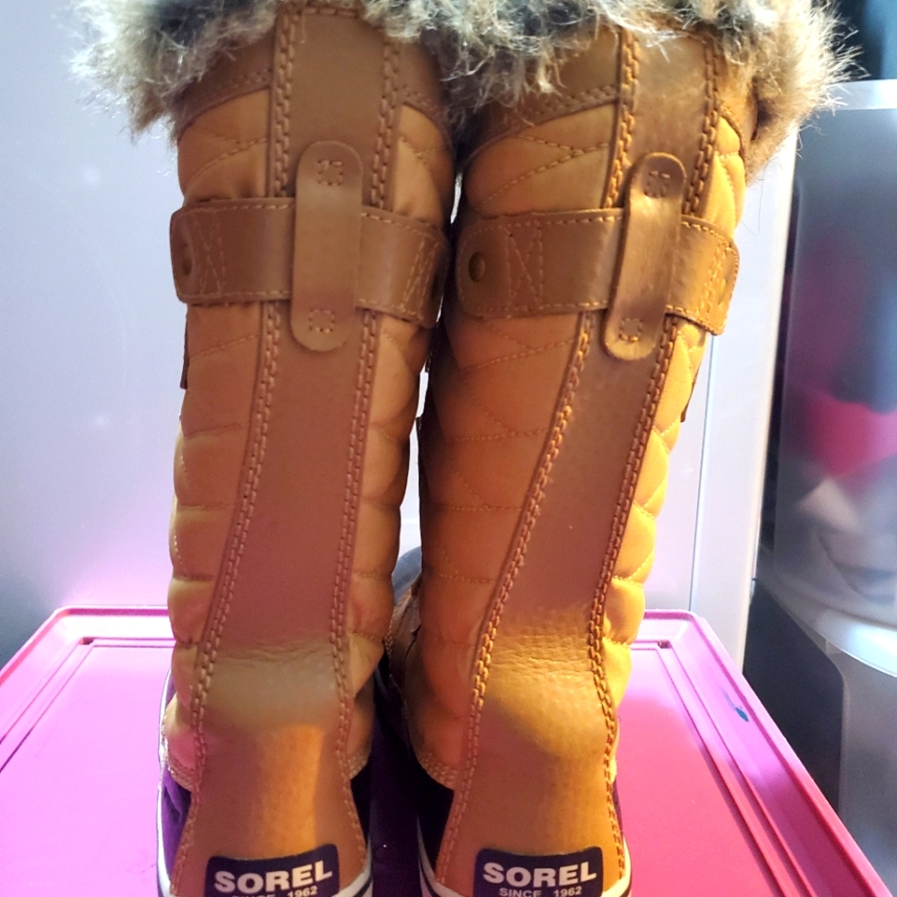 Beautiful  7/5 women boots  like new  never worn!!